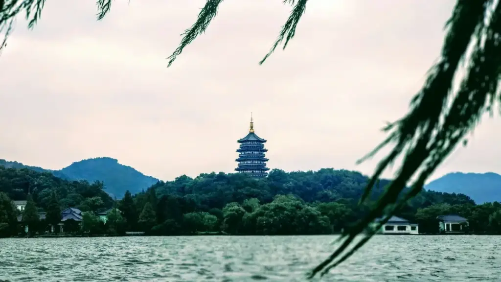 Praktičan vodič za crnogorske kreatore: kako pristupiti britanskim brendovima na eBayu, ponuditi lokalizovani sadržaj i sklopiti dogovor koji prodaje.